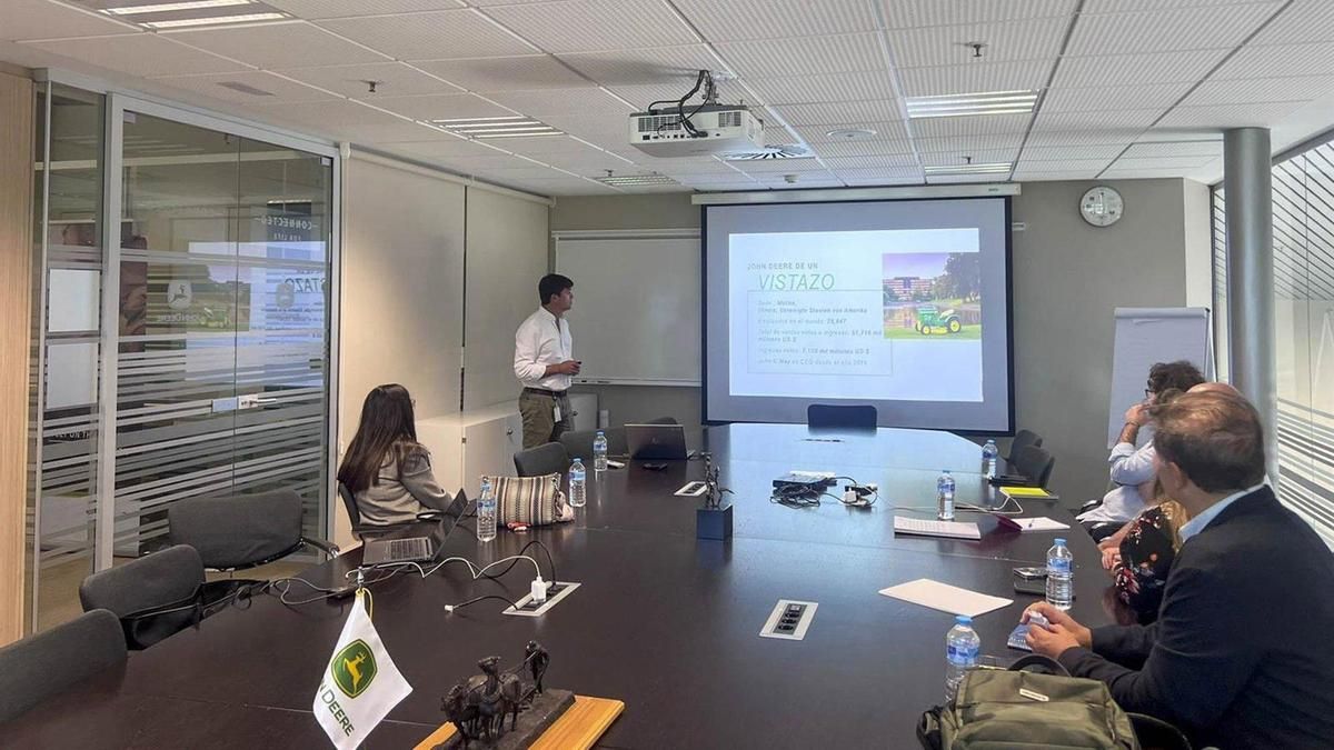 La Diputación visita el centro de innovación de John Deere para estudiar colaboraciones en formación