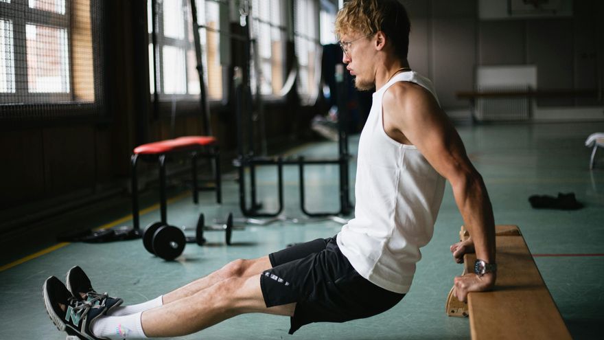 No solo pesas: el ejercicio para endurecer los brazos y ganar músculo