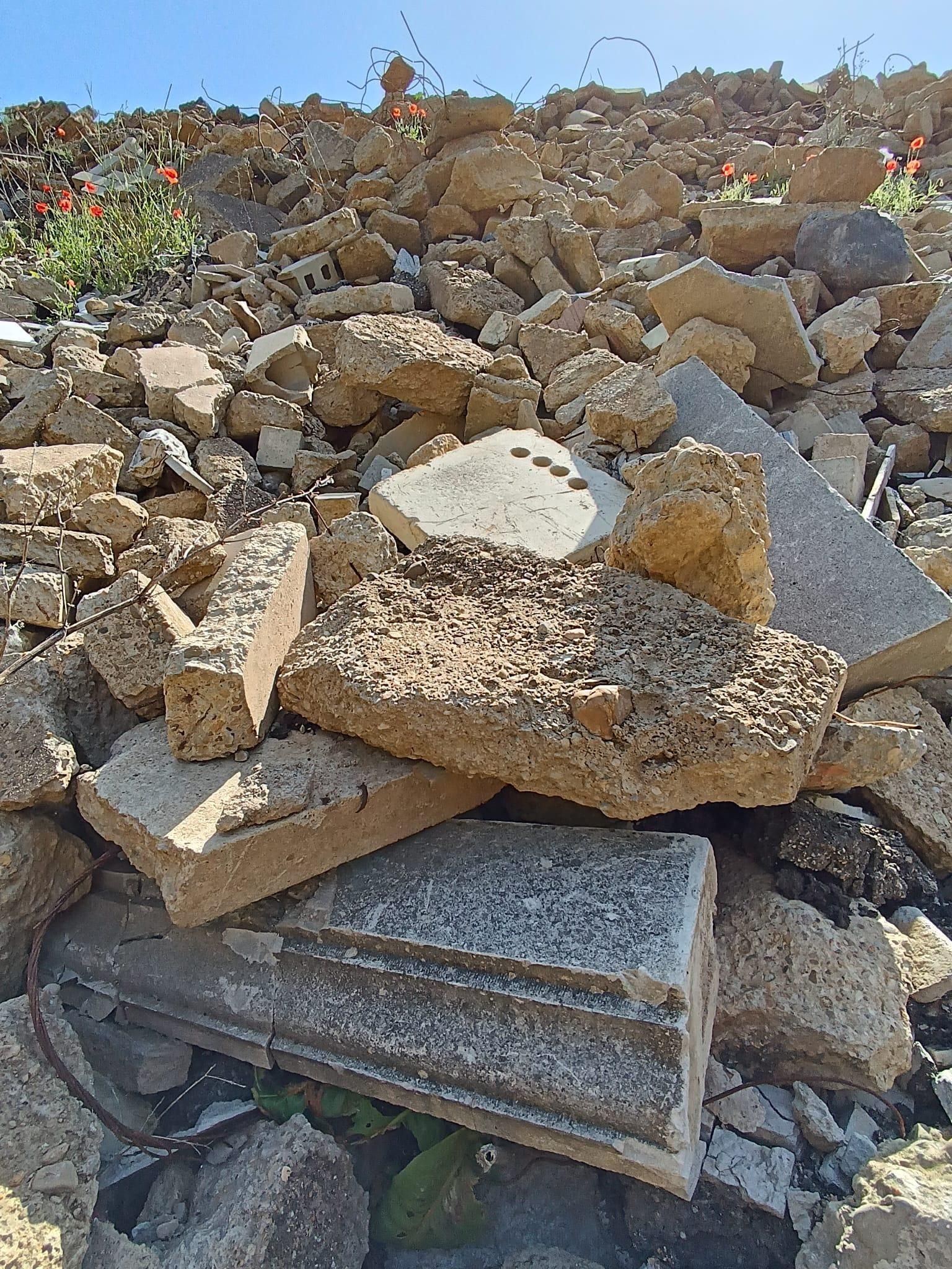 Detalle de la escombrera de material funerario cerca del cementerio, la zona donde se consturirá la Red de Calor.