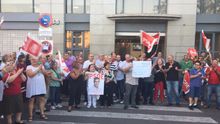 Varios de los militantes y simpatizantes del PSPV durante la protesta
