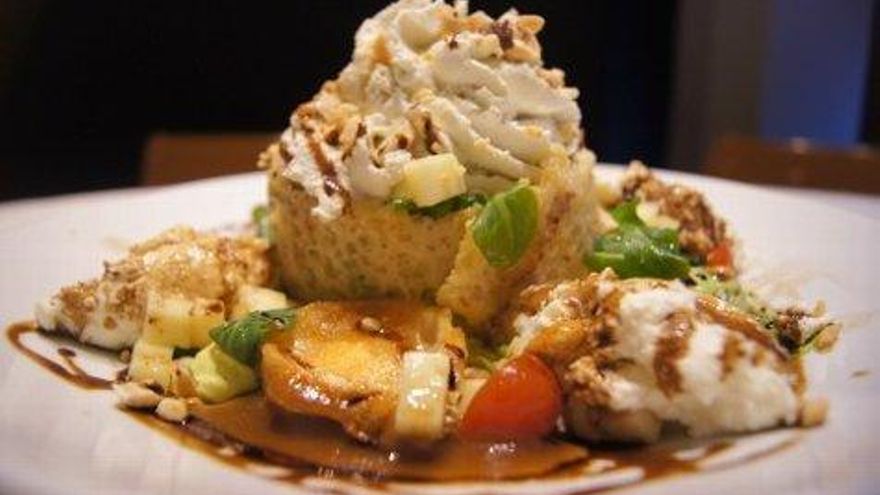 Ensalada cinco quesos con corona crujiente de parmesano y espuma de Valdeón.