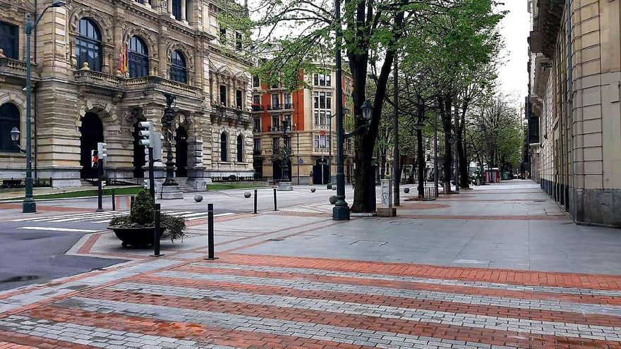 La Gran Vía de Bilbao, vacía durante el confinamiento por el coronavirus