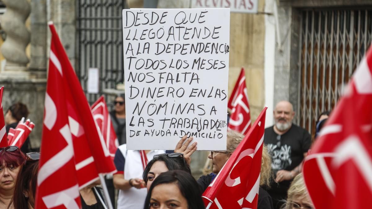 Manifestación de las trabajadoras del Servicio de Ayuda a Domicilio