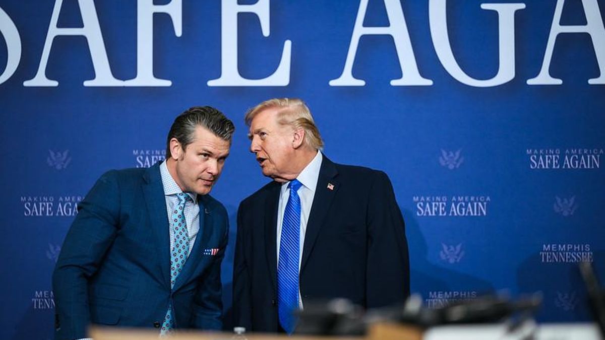 El presidente Trump, junto con el secretario de Defensa, Pete Hegseth, en un acto celebrado el 23 de marzo en la base aérea de Tennessee. 