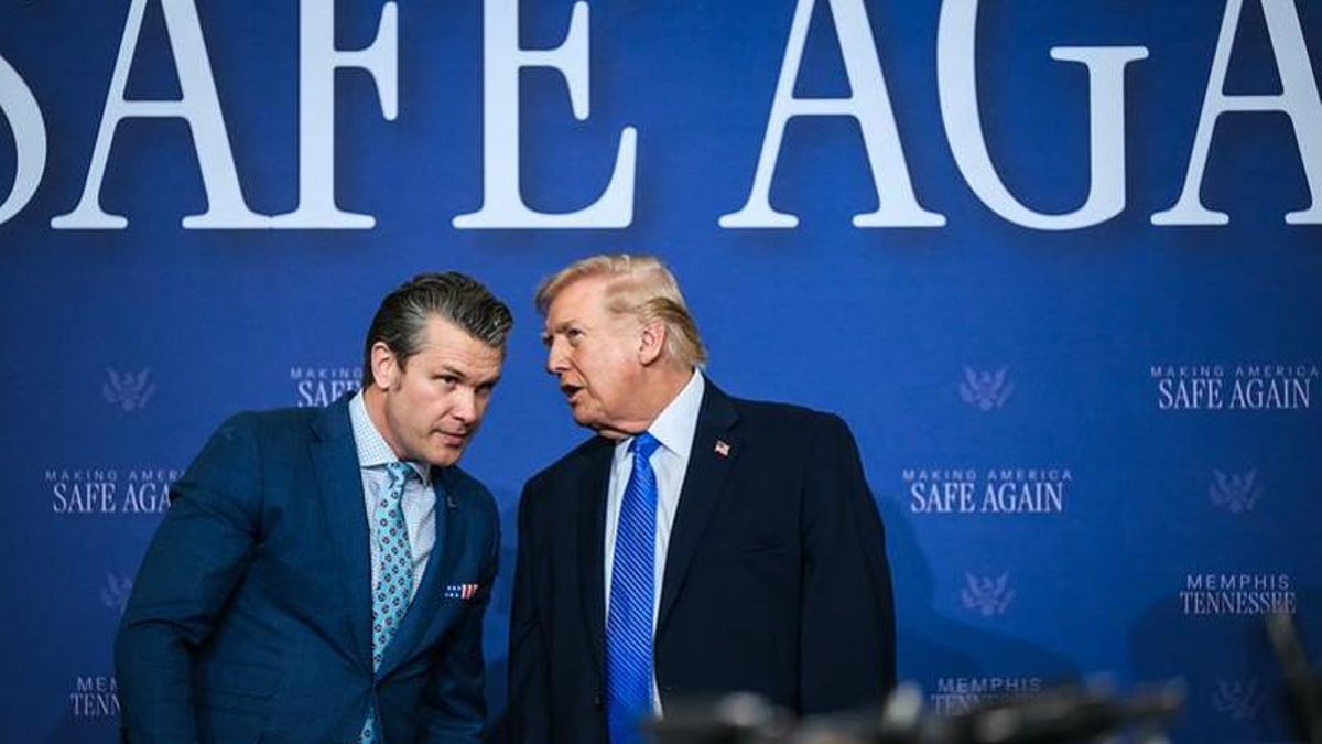 El presidente Trump, junto con el secretario de Defensa, Pete Hegseth, en un acto celebrado el 23 de marzo en la base aérea de Tennessee.
