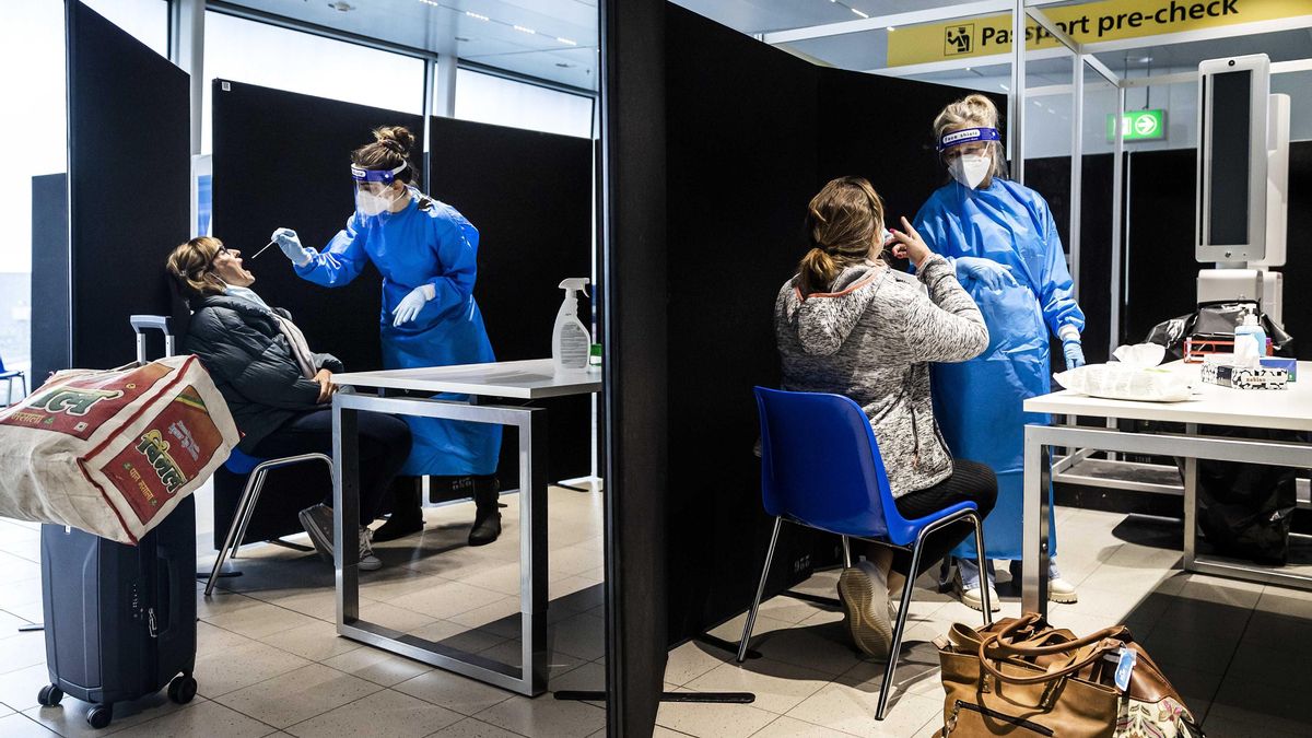 Los médicos realizan pruebas a los viajeros procedentes de Sudáfrica para detectar infecciones por coronavirus a su llegada al aeropuerto de Schiphol, Países Bajos.