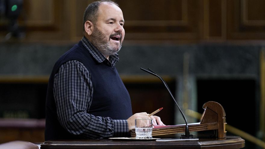 Archivo - El portavoz de En Comú Podem, Joan Mena, interviene en una sesión plenaria en el Congreso de los Diputados, a 23 de noviembre de 2021, en Madrid, (España).