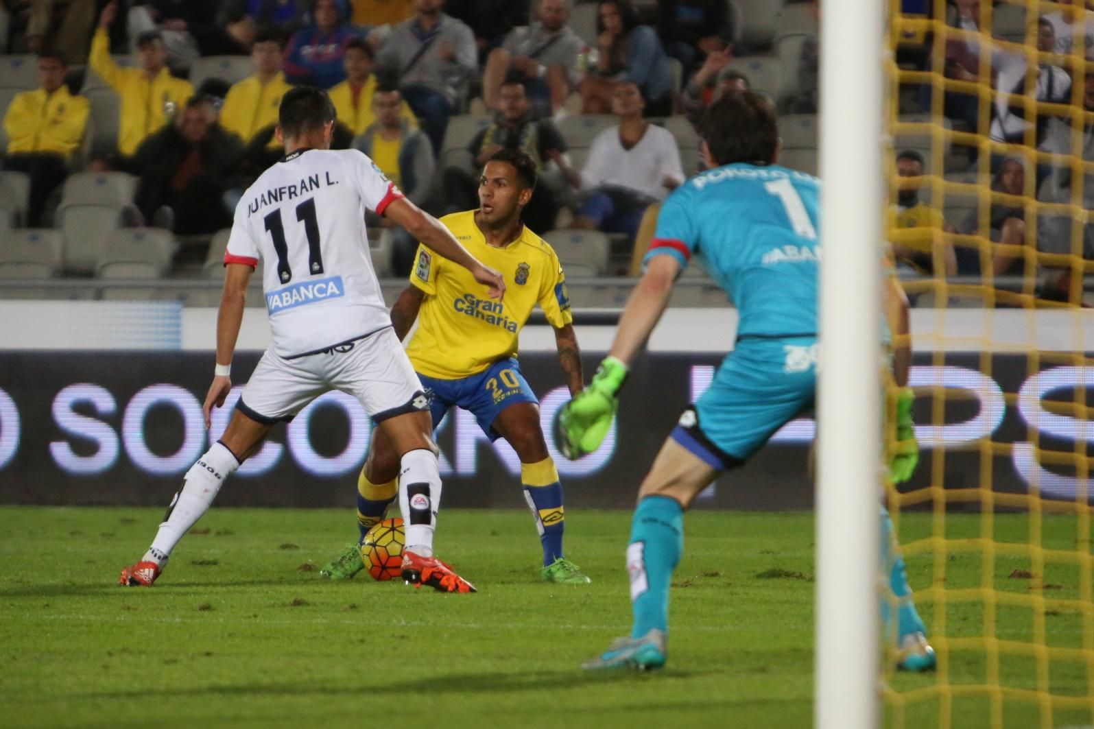 Encuentro entre la UD Las Palmas y el Deportivo de La Coruña en el Estadio de Gran Canaria. Alejandro Ramos.