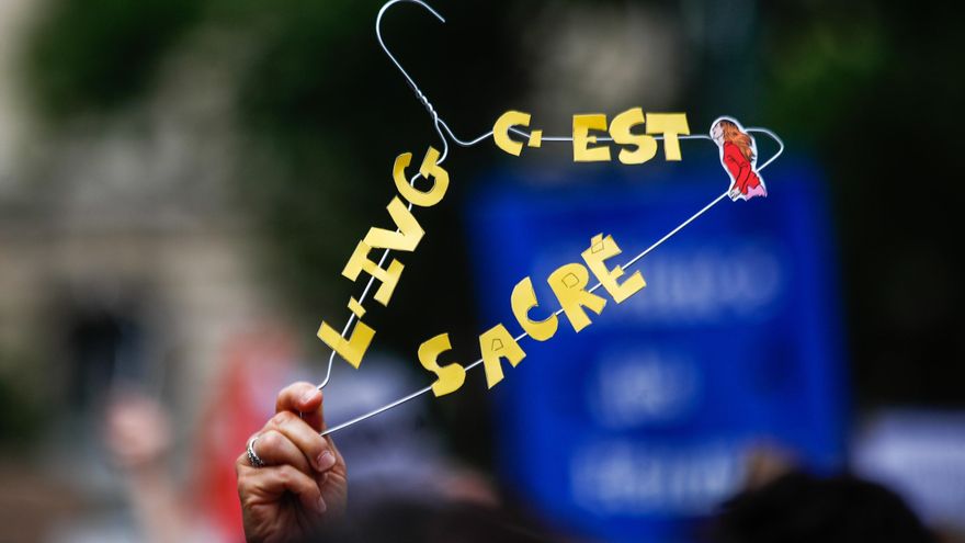 Incluir el derecho al aborto en la Constitución: Francia debate dividida una reforma para evitar retrocesos