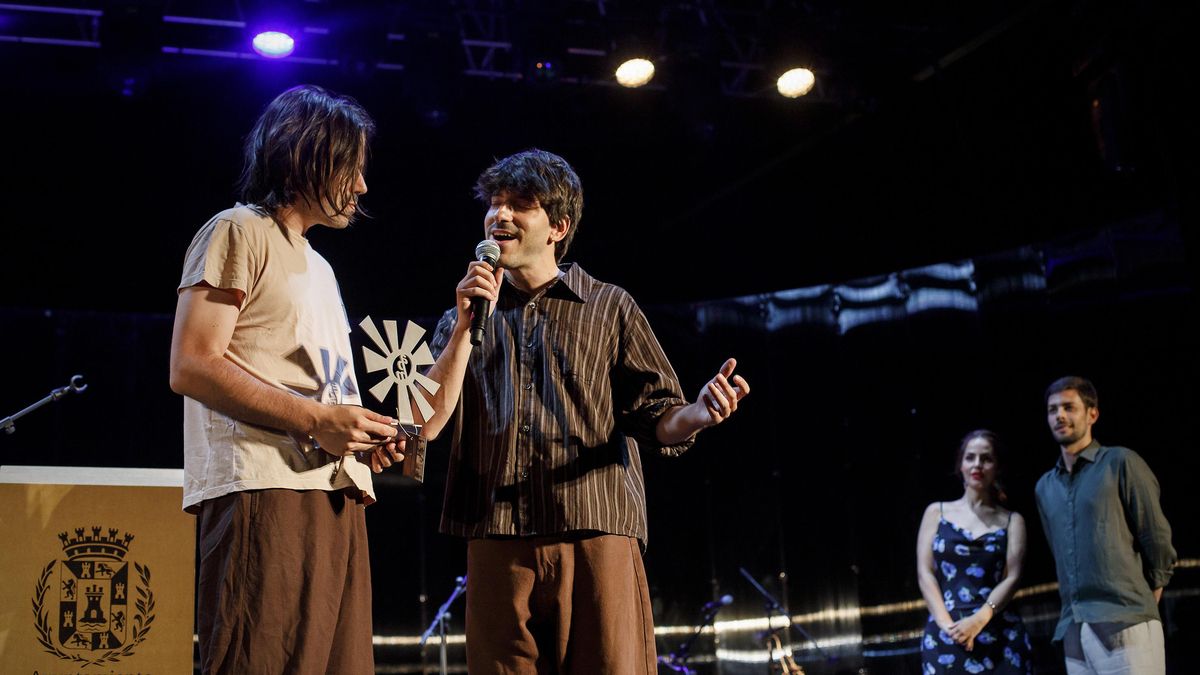El grupo murciano Maestro Espada, formado por los hermanos Alejandro y Víctor Hernández, al recibir el premio Paco Martín en el festival de La Mar de Músicas de Cartagena