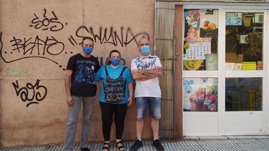 Trini, su marido y José Javier, en una calle de Villaverde Bajo.