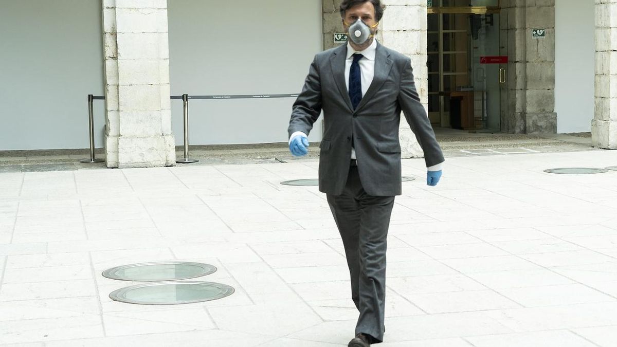 Cristóbal Palacio (Vox) a su llegada al Parlamento. | JOAQUÍN GÓMEZ SASTRE