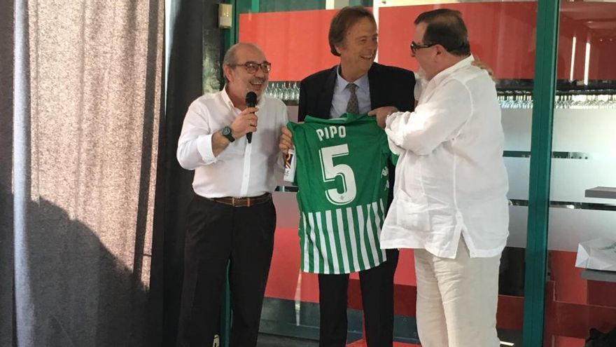 Pipo recibe la camiseta del Real Betis Balombie del ex presidente de la Junta, José Rodríguez de la Borbolla, en 2019.