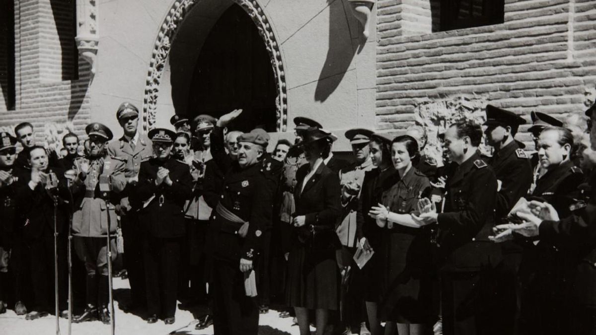 Francisco Franco, en el acto de entrega del Castillo de la Mota a la Sección Femenina en 1942.