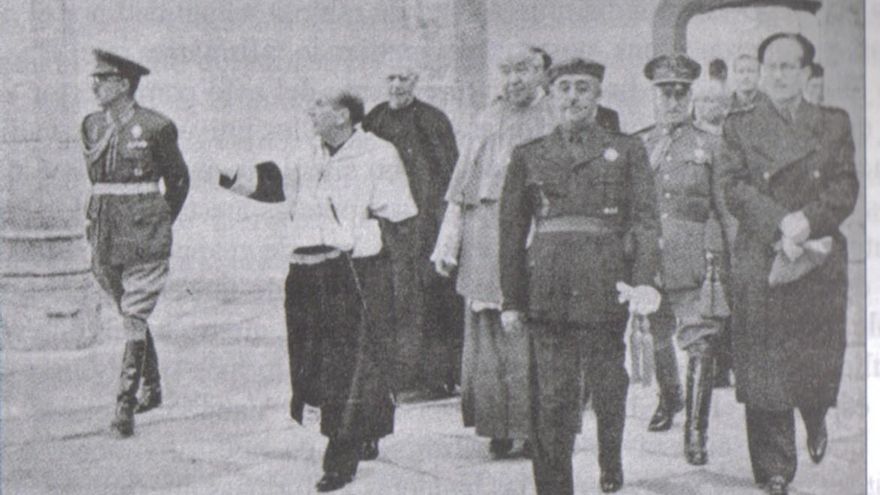 Franco atraviesa el Palacio de Santa Cruz en 1940, durante el acto de apertura del curso académico.