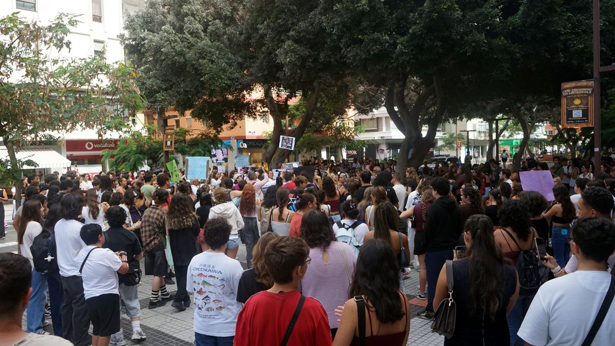 Más de 300 personas recuerdan a Sandra Peña en la Plaza de España.