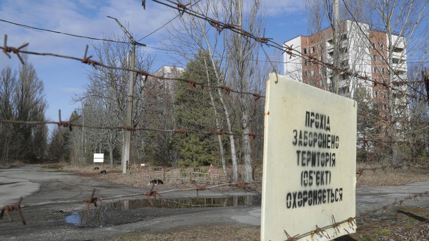 Los trabajadores ucranianos de la antigua planta nuclear de Chernóbil, en el norte de Ucrania y controlada por las tropas rusas, han comenzado a rotar después de haber pasado casi un mes sin abandonar la instalación, informó este domingo el Organismo Internacional de Energía Atómica (OIEA). EFE/EPA/SERGEY DOLZHENKO