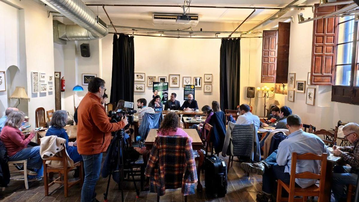 José Ignacio García, Ana Fernández y Javier Peixoto, dirigentes de Adelante Andalucía, presentan la precampaña del partido para las andaluzas, en la Sala Cachorro, de Sevilla.