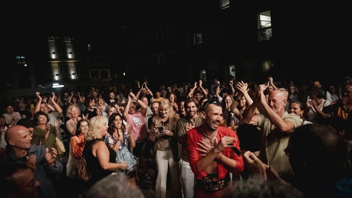 El Gato con Jotas muestra la vitalidad del folclore extremeño renovado en Lugo y Hondarribia