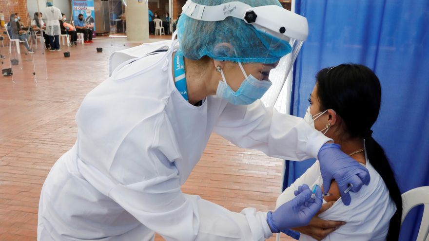 Una enfermera pone una vacuna del fabricante Pfizer-BioNTech contra la covid-19 hoy, durante una jornada de vacunación para personal médico, en la Plaza de los Artesanos, en Bogotá (Colombia). EFE/Carlos Ortega