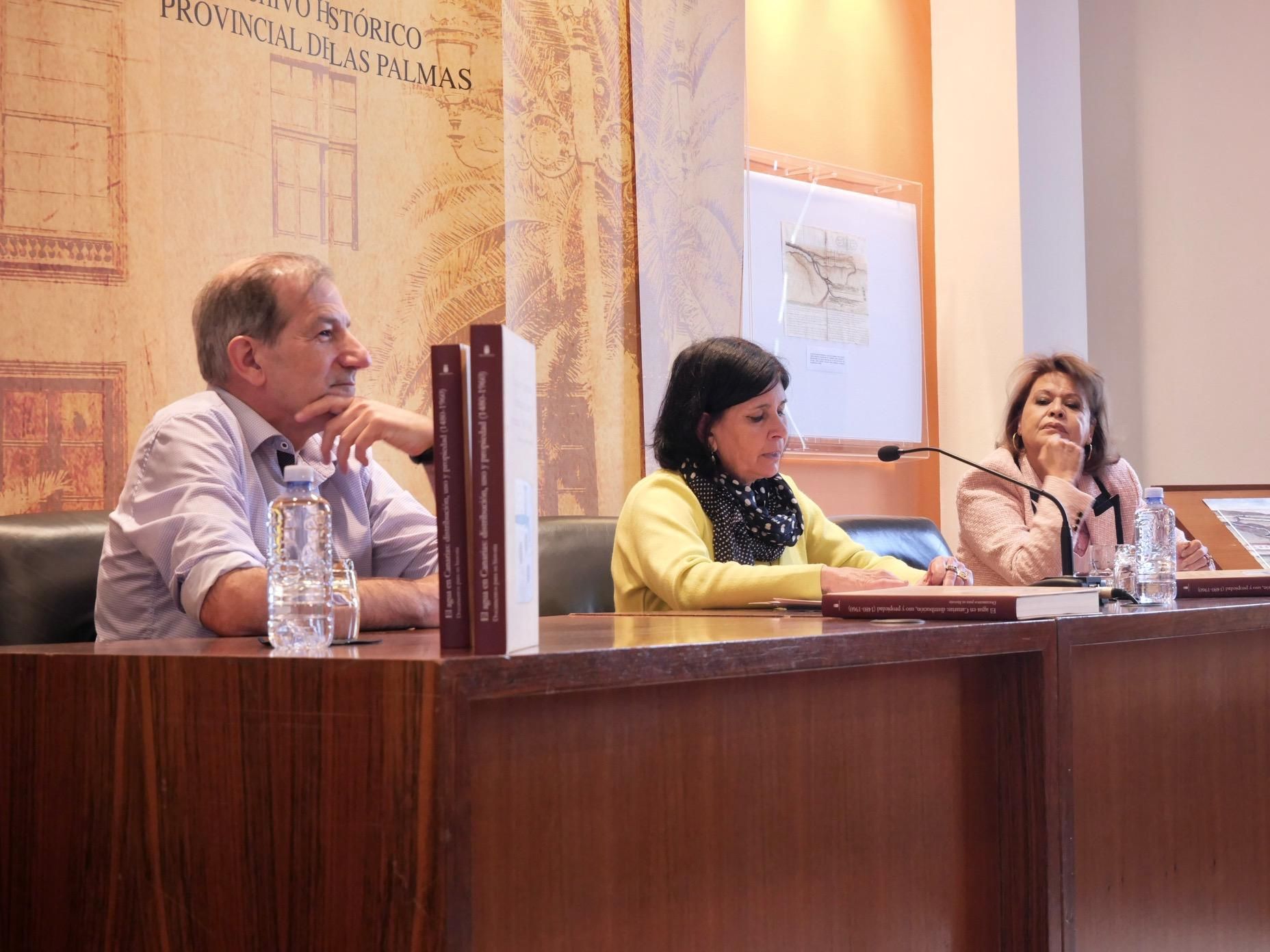 Nona Perera (centro) presidió la presentación, acompañando al historiador Pedro Quintana y a la archivística Argelia Camino
