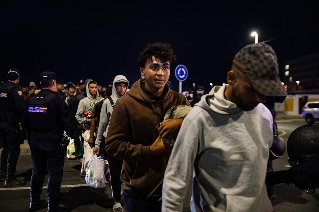 Traslado de cientos de migrantes a un nuevo centro temporal de acogida en Ceuta