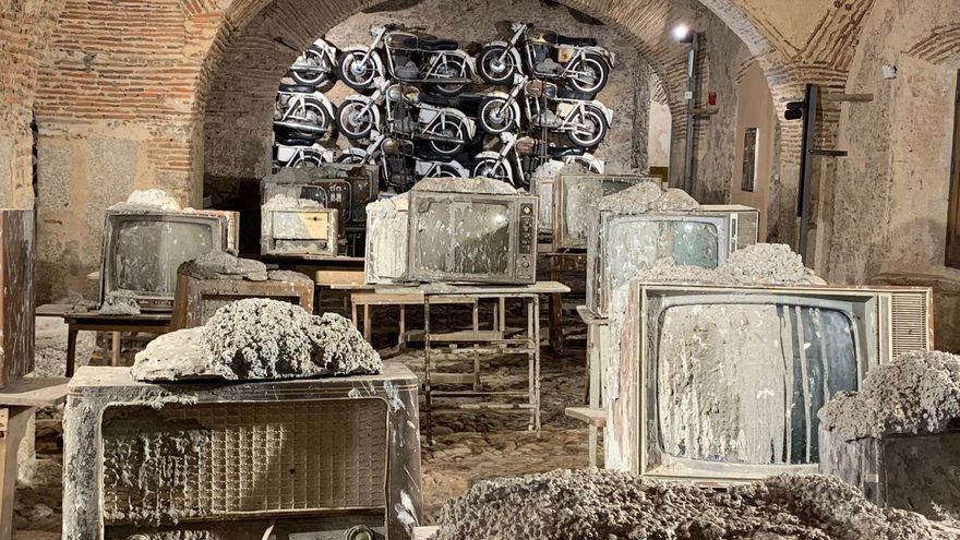 "Depresión endógena", una obra que Vostell quiso que la naturaleza enriqueciera, en este caso, de heces de golondrinas y otras aves