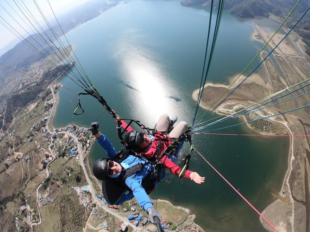 Anil Partap realizando parapente en uno de sus viajes.