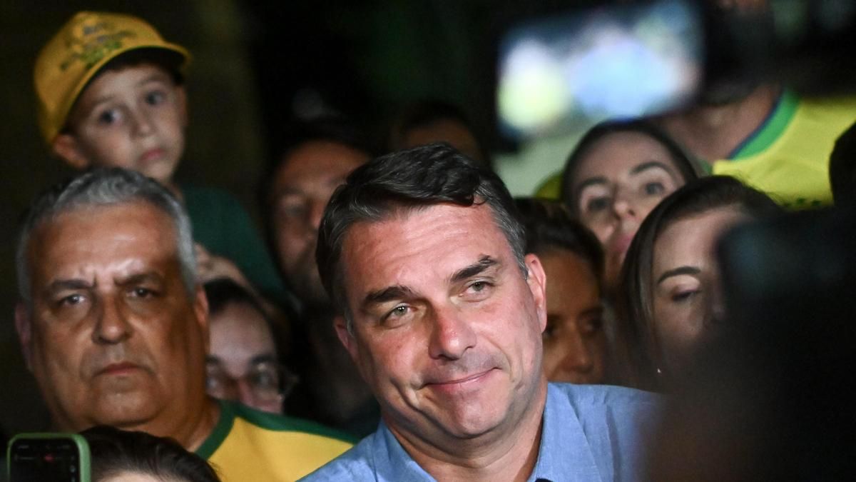 Flávio Bolsonaro tras conocer los resultados oficiales de los comicios celebrados este domingo, en Brasilia.