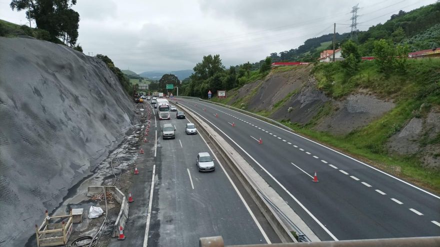 La calzada de la A-8 afectada por el desprendimiento en el límite con Bizkaia