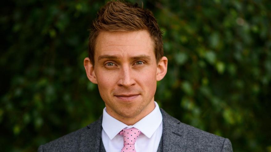 Ed Owens, historiador: “La monarquía proyecta una imagen majestuosa cuando el Reino Unido hoy es un país arruinado”