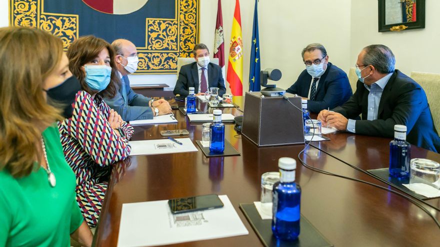 El presidente regional, Emiliano García-Page, junto al Consejo de Gobierno en la Conferencia de Presidentes