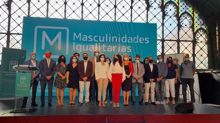 La Junta de Andalucía se alía con los hombres "valientes" por la igualdad: "Ya no vais a predicar en el desierto"