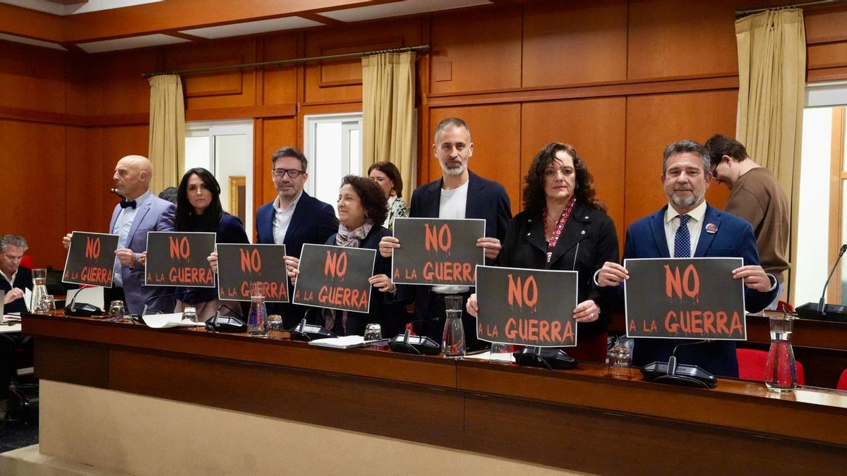 Concejales del PSOE con carteles de 'No a la guerra'.