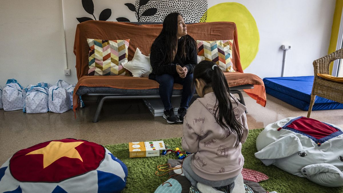 Karen y su familia pagan por dormir en el comedor: el lado más extremo de la crisis de la vivienda en Barcelona