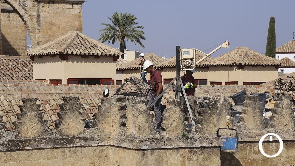Comienzan los trabajos de restauración en la capilla incendiada en la Mezquita Catedral