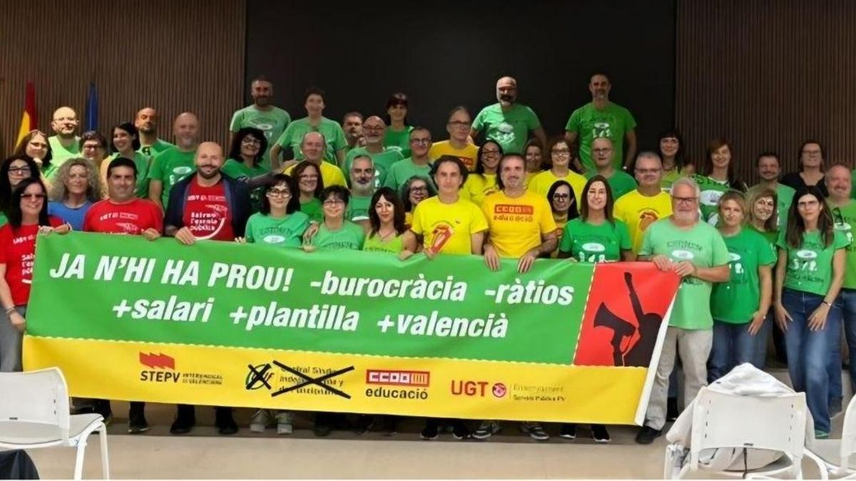 Los sindicatos docentes valencianos se encierran en la Conselleria de Educación para exigir volver a la negociación
