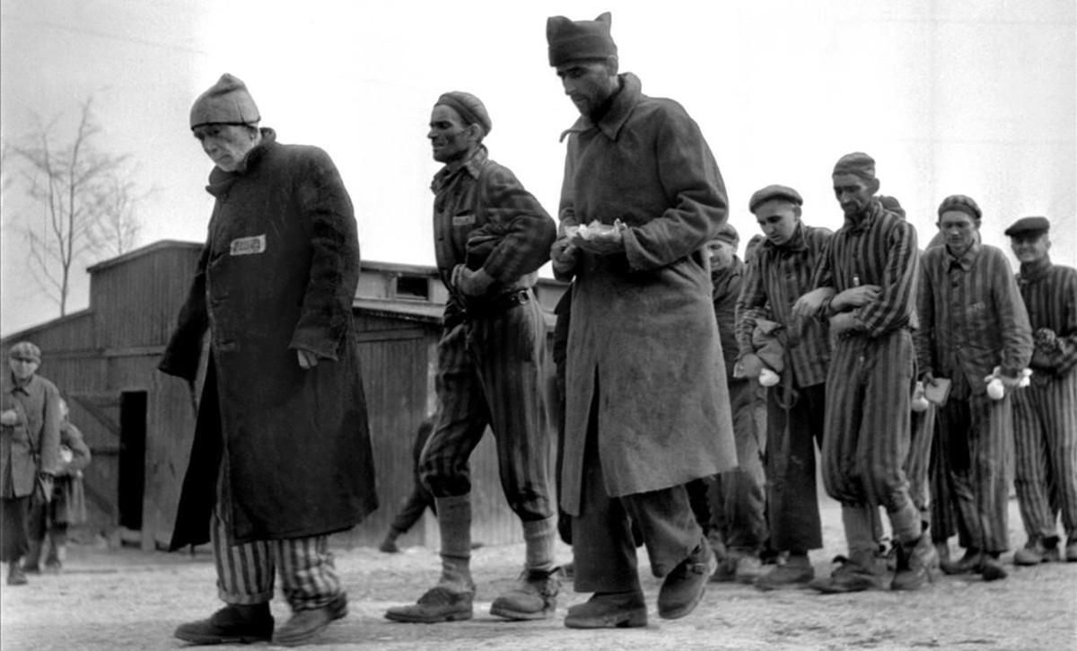 Imágenes del campo de Buchenwald después de su liberación que muestra a los presos marchando en fila de a dos mientras, a duras penas, se sostienen los unos a los otros (Eric Schwab, Biblioteca Nacional de Francia).