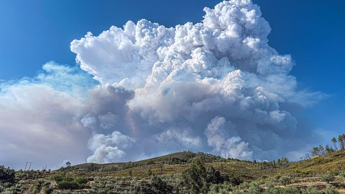Un incendio en Las Hurdes (Cáceres) obliga a evacuar a 600 vecinos y a pedir la intervención de la UME