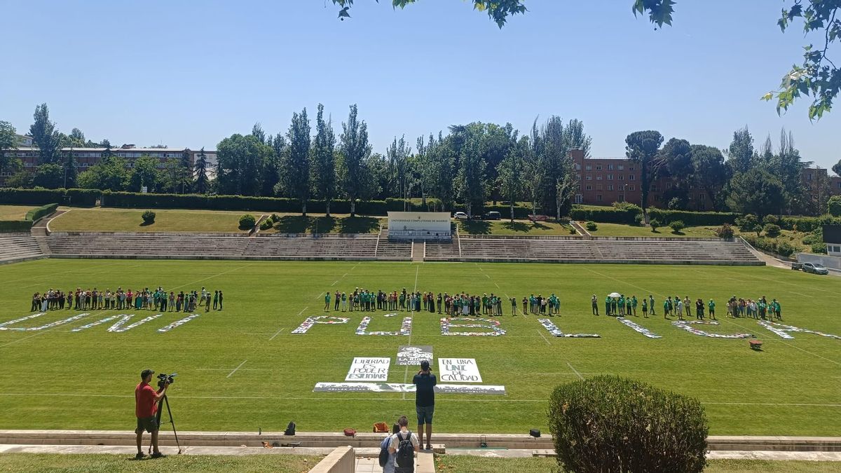 Más de 2.000 tesis doctorales de distintas facultades de la Universidad Complutense desplegadas sobre el Estadio Nacional de la universidad madrileña forman el lema "UNI PÚBLICA"