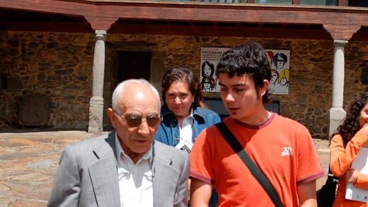 Benjamín Rubio y el historiador Alejandro Martínez, en el curso de verano 'Mina, cultura y sociedad' en Villablino en 2007. 