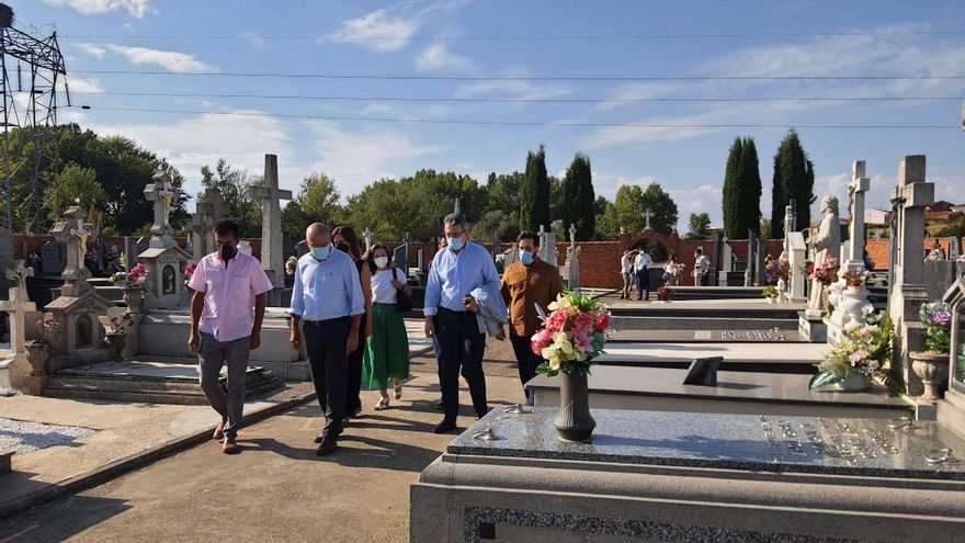 Visita del vicepresidente de la Junta de Castilla y León, Francisco Igea, al cementerio de Villadangos del Páramo (León)