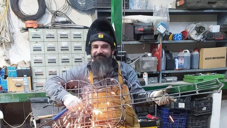 El arte a pie de calle en un pueblo de León: las obras de Fernando Ortiz iluminan Almanza por Navidad