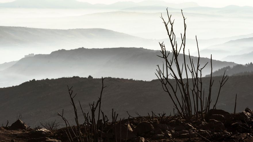 La cresta de la sierra del Pico Zapatero, que divide a las dos zonas afectadas por el incendio de Navalacruz (Ávila). EFE/Raúl Sanchidrián/ Archivo