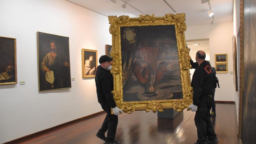 Imagen del traslado del retrato de Felipe V desde el Museu de Belles Arts de Xàtiva.