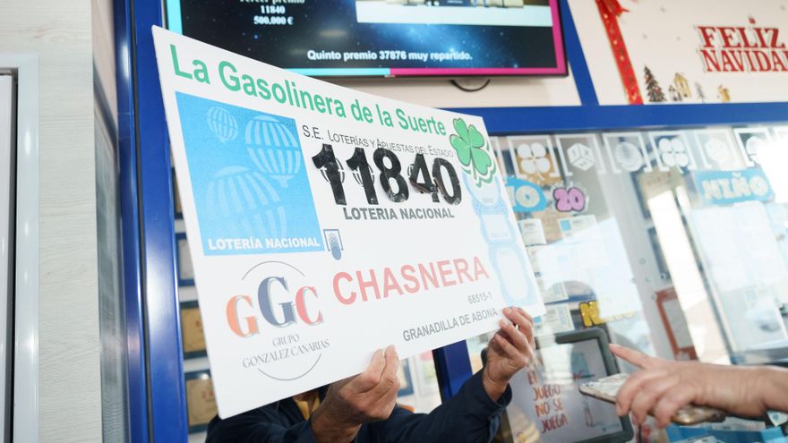 Propietarios y empleados de la gasolinera La Chasnera en el km 54 de la autopista TF-1, en el municipio de Granadilla de Abona en Tenerife, celebran el premio del sorteo extraordinario de Navidad de la Lotería Nacional que recayó en el número 11840.