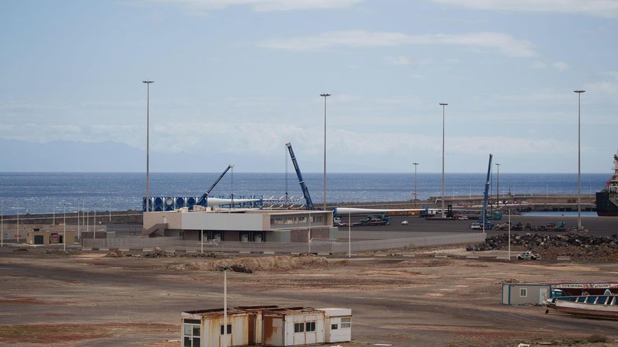 Puerto de Granadilla, en el municipio tinerfeño de Granadilla de Abona, donde se espera que fondee el buque de cruceros MV Hondius procedente de Cabo Verde con 140 personas a bordo, entre ellos 14 españoles. EFE/ Ramón De La Rocha