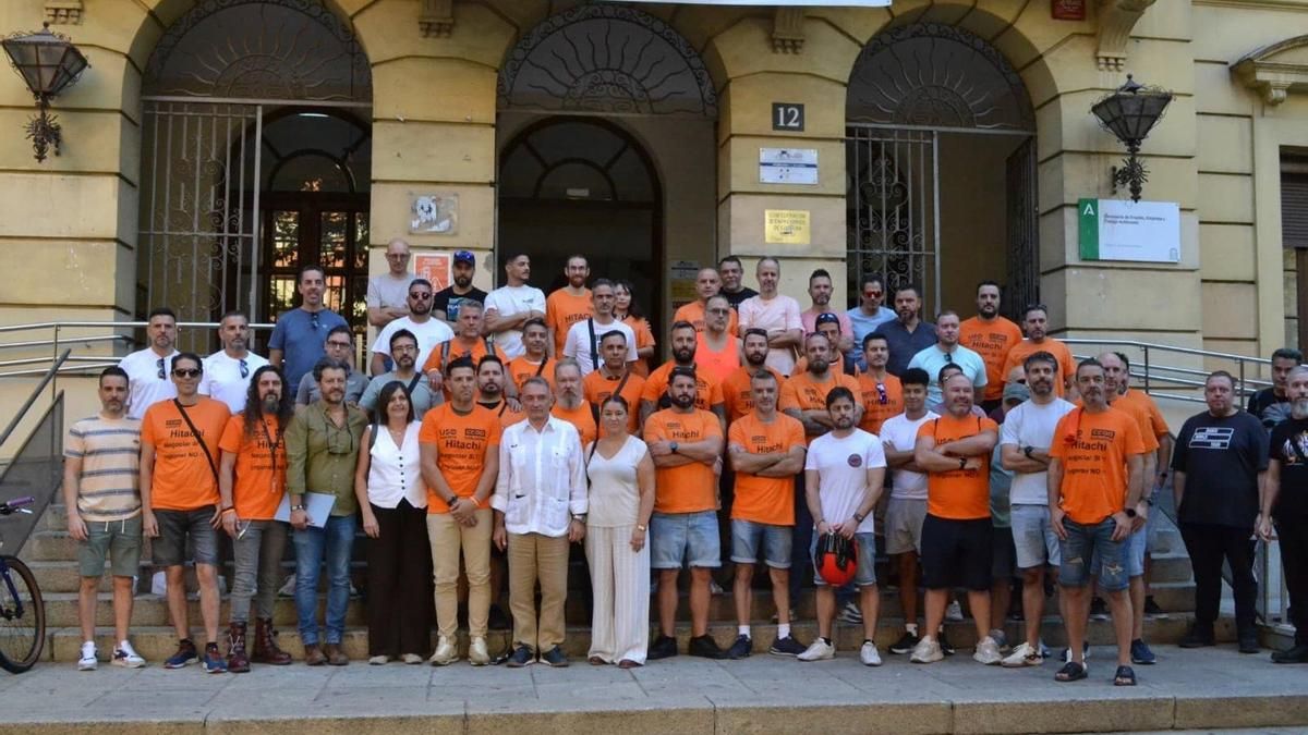Santiago (7º izda.) junto a miembros del comité y de la plantilla de Hitachi, ante la sede de CCOO Córdoba.