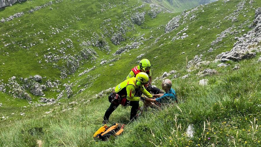Rescatado en helicóptero un hombre de 74 años con una fractura en el macizo de Las Enguinzas en Miera