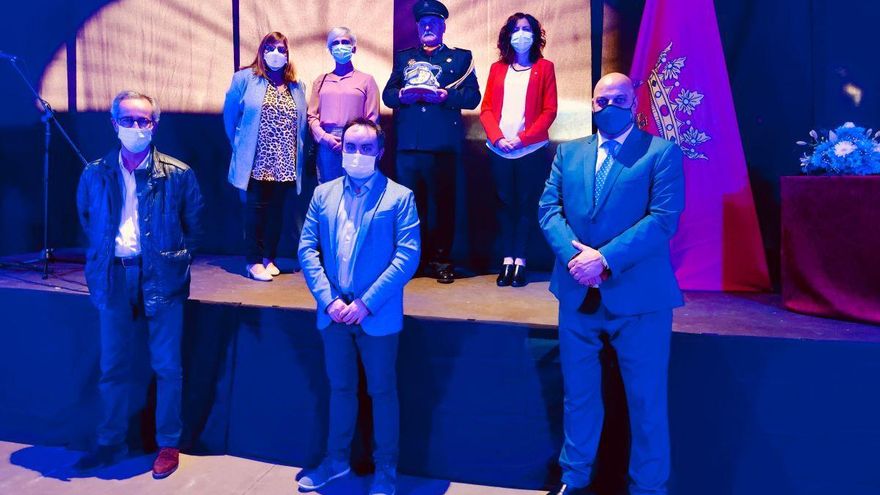 Haro entrega su Medalla de Oro al jefe de Policía Local y le nombra Hijo Predilecto